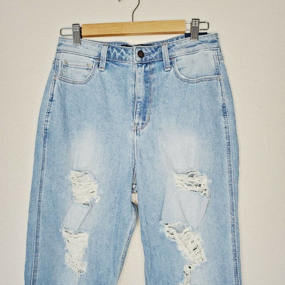NWT Hollister Women's Distressed Ultra Highrise Mom Jean.‎ Size 29/9L - Picture 5 of 10